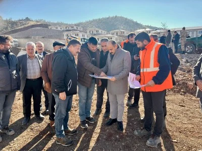 &Ccedil;elikhan Kaymakamı Altın&ouml;z, deprem konutlarını inceledi