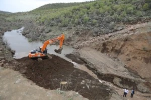&Ccedil;ermik&rsquo;te 60 bin hayvanın i&ccedil;me suyunu karşılayacak g&ouml;let yapılıyor