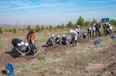 &Ccedil;evre bilincini geliştirmek i&ccedil;in hem atık topluyor hem fidan dikiyorlar