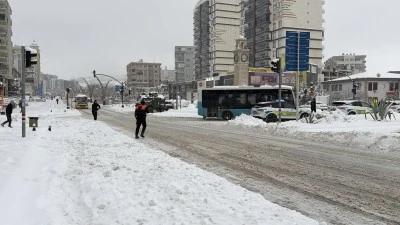 &Ccedil;evre illerde kar yağışı etkisini s&uuml;rd&uuml;r&uuml;yor