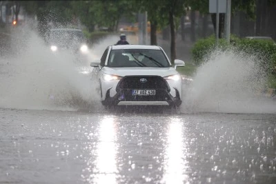 &Ccedil;evre illerde sağanak etkili oldu