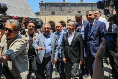 CHP Grup Başkanı &Ouml;zel, Diyarbakır'da temaslarda bulundu
