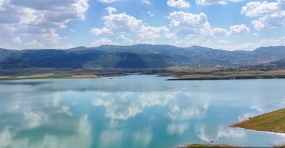 &Ccedil;ift&ccedil;iler 7 ay &ouml;nce ektikleri arazilerde sandalla geziyor