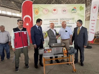 &Ccedil;ift&ccedil;ilere bal s&uuml;zme ve &uuml;z&uuml;m sıkma makinesi dağıtıldı