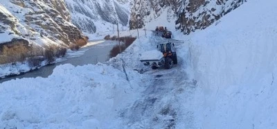 &Ccedil;ığ nedeniyle kapanan Hakkari-Van kara yolu a&ccedil;ıldı
