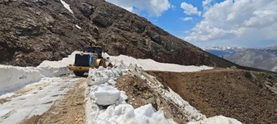 &Ccedil;ığ ve heyelan nedeniyle hasar g&ouml;ren yollar onarılıyor