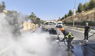 &Ccedil;ıkan yangında otomobil kullanılamaz hale geldi