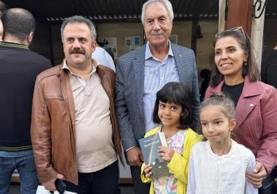 &Ccedil;ınare Barınce kitabı, fuarda okurla buluştu
