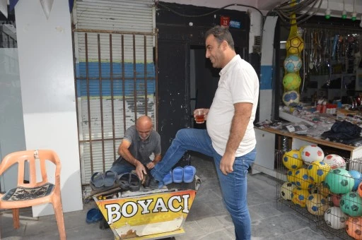 &Ccedil;ivik, 20 yıldır ayakkabı boyuyor