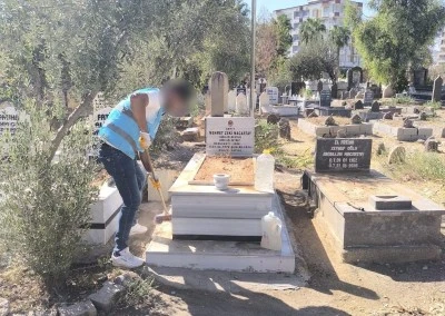 Cizre'de denetimli serbestlik y&uuml;k&uuml;ml&uuml;leri şehit kabirlerini temizledi