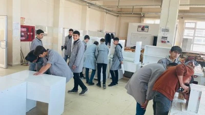 Cizre'de &ouml;ğrenciler yaptıkları &ccedil;alışma masasını ihtiya&ccedil; sahibi arkadaşlarına hediye etti