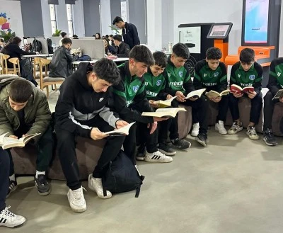Cizre Dicle Sporlu futbolcular, boş zamanlarını k&uuml;t&uuml;phanede değerlendiriyor