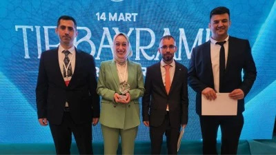 Cizre Kaymakamlığı, Sabuncuoğlu Şerafeddin &Ouml;d&uuml;lleri t&ouml;reninde &ouml;d&uuml;l alan hekimi tebrik etti