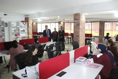Cizre Milli Eğitim M&uuml;d&uuml;r&uuml; İke ders &ccedil;alışma salonunda incelemede bulundu