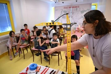 &Ccedil;ocuklar, Cin Ali'nin hikayeleriyle basit aletleri tanıdı