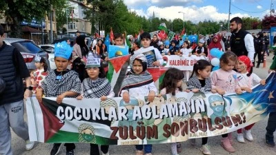 &Ccedil;ocuklar Filistin ve Doğu T&uuml;rkistan'a destek i&ccedil;in y&uuml;r&uuml;d&uuml;