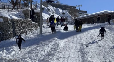 &Ccedil;ocuklar kar keyfini poşet ve tepsilerle kayarak &ccedil;ıkardı