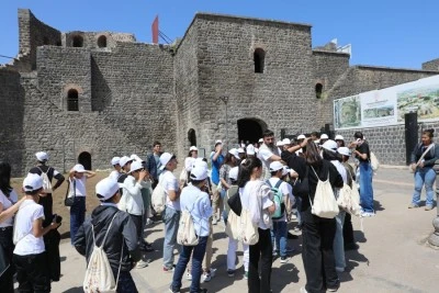 &Ccedil;ocuklar kentin tarihi mekanlarını gezdi