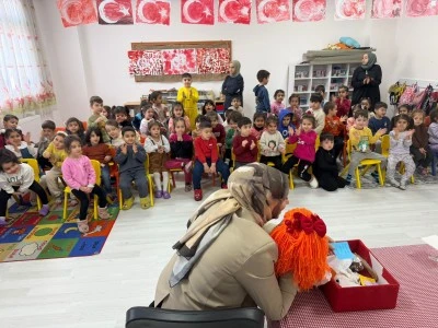&Ccedil;ocuklar kuklayla eğlendi