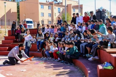 &Ccedil;ocuklar mahallelerde sanatla buluştu