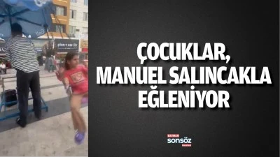 &Ccedil;ocuklar, manuel salıncakla eğleniyor