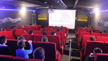 &Ccedil;ocuklar "Gezen Sinema" tırı ile film izledi