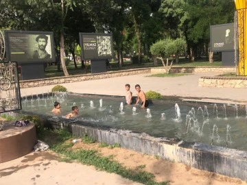 &Ccedil;ocuklar s&uuml;s havuzunda serinliyor