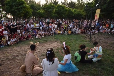 &Ccedil;ocuklar tiyatro ile buluşmanın keyfini yaşadı