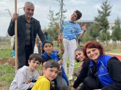 &Ccedil;ocuklar ve gen&ccedil;ler fidan dikti