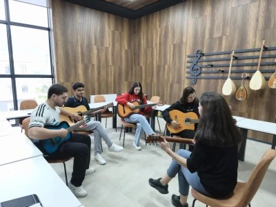 &Ccedil;ocuklara ve gen&ccedil;lere y&ouml;nelik &uuml;cretsiz m&uuml;zik kursları