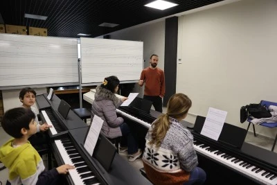 &Ccedil;ok dilli m&uuml;zik k&uuml;lt&uuml;r&uuml; Sanat Akademisi ile yaşatılıyor