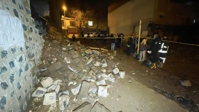 &Ccedil;&ouml;ken boş evin yanındaki 3 ev tedbiren tahliye edildi