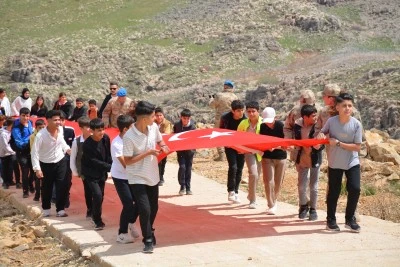 Cudi Dağı'nda 105 &ccedil;ocukla 105 metre uzunluğunda T&uuml;rk bayrağı a&ccedil;ıldı
