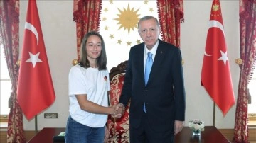 Cumhurbaşkanı Erdoğan, Milli Tenis&ccedil;i Zeynep S&ouml;nmez'i Kabul Etti