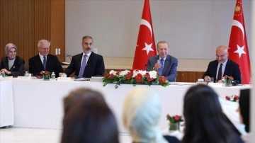 Cumhurbaşkanı Erdoğan, New York'ta T&uuml;rkevi'nde Temaslarda Bulundu