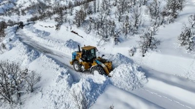 &Ccedil;&uuml;ng&uuml;ş&rsquo;te bin 500 metre rakımda yollar kardan temizleniyor