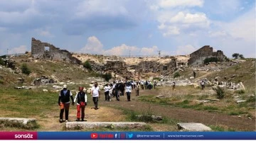 Dağcılar Aizanoi'de y&uuml;r&uuml;y&uuml;ş yaptı