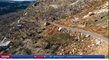 Dağlardan kopan devasa kayalar &ccedil;alışmalar sonucu kaldırıldı
