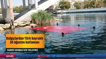 Dalgı&ccedil;lardan T&uuml;rk bayraklı 30 Ağustos kutlaması