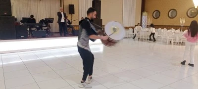 Davul &ccedil;alarken kendinden ge&ccedil;iyor