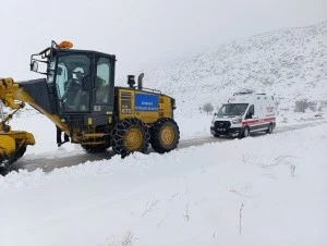 DBB ekipleri kardan kapanan yolları a&ccedil;tı, 2 hastaya ulaşıldı