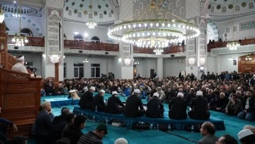 Deprem b&ouml;lgesinde Berat Kandili idrak edildi