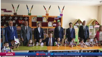 Deprem b&ouml;lgesinde &ouml;ğrenciler karnelerini aldı
