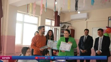 Deprem b&ouml;lgesinde &ouml;ğrenciler karnelerini aldı