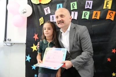 Deprem b&ouml;lgesinde &ouml;ğrenciler karnelerini aldı