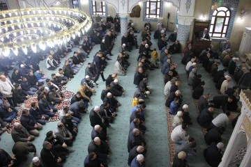 Deprem b&ouml;lgesindeki 3 ilde bayram namazı kılındı