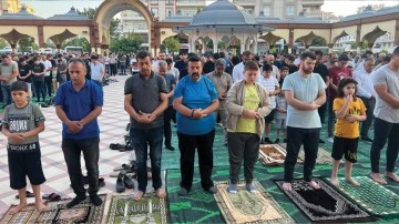 Deprem b&ouml;lgesindelerinde bayram namazı kılındı