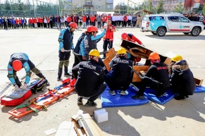 Deprem Haftası&rsquo;nda &ouml;ğrencilere afet tatbikatı