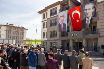 Deprem konutları hak sahiplerine teslim edildi