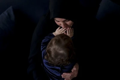 Depremde eşini ve 4 &ccedil;ocuğunu kaybeden anne koruyucu aile oldu
